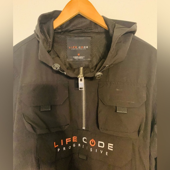 LIFE CODE
J03. BLACK PULLOVER WINDBREAKER
Like New Condition - Picture 8 of 10